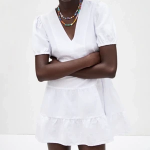 Zara vit klänning - Vit klänning från Zara med volanger, endast använd 1 gång!💕Sista bilden är lånad