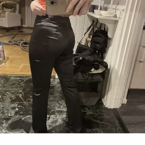 Gina tricot satin front slit trousers  - Säljer mina älskade satin byxor från Gina då dem inte kommit till användning. Köparen står för frakten 📦 orginalpris 499kr