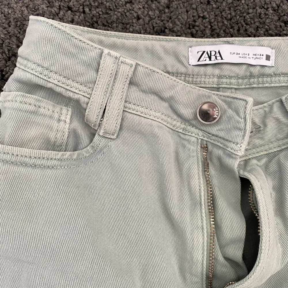 Fina jeans från zara, kommer inte till användning. Färgen är perfekt till sommaren. Köpare står för frakt☀️🤌🏼. Jeans & Byxor.