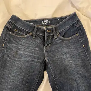 Lågmidjade straight skinny jeans ( LOFT ) Använd fåtal gånger men verkligen skit snygga på och säljer då jag har för många jeans🍄 skulle nog passa bäst någon under 160 då jeansen är korta.  skriv privat om du har fler frågor🫶