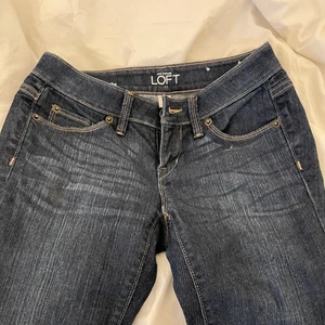 Lågmidjade jeans - Lågmidjade straight skinny jeans ( LOFT ) Använd fåtal gånger men verkligen skit snygga på och säljer då jag har för många jeans🍄 skulle nog passa bäst någon under 160 då jeansen är korta.  skriv privat om du har fler frågor🫶