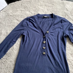Långärmad tröja från BikBok - Superfin tröja med knappar🤍 40kr+frakt