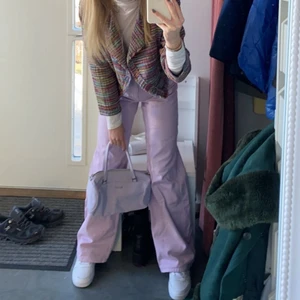 Lila jeans - Jag säljer ett par favoriter!!!! Jag tycker de är så himla snygga, jag säljer pågrund av att de är för små! De är lite vida vid benen, jag är 163 cm och sitter bra vid längden. Orginalpriset ligger på 400 💜