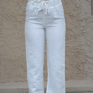 Linnebyxor från a-dsgn  - Vita linnebyxor från a-dsgn som är helt slutsålda. De är i storlek xxs. Men passar även dig som är en xs. Använda MAX 5 gånger för att de inte kommit till användning då jag har ett par likada i beige som jag använder mer. Dom kommer inte vara för korta på dig som är lite längre. Ny pris 799kr. Mitt pris är 500kr, pris går att diskuteras. Kunden står för frakten.