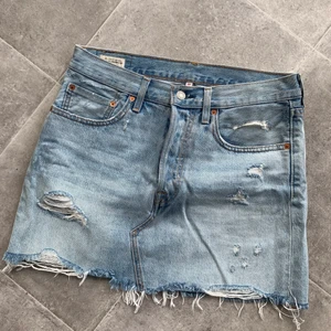 Levi’s jeanskjol  - Jeanskjol från Levi’s, perfekt till sommaren/våren! ⚡️ nypris: 699kr 