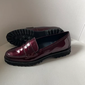 Röda loafers  - Väldigt fina röda loafers i storlek 37 som tyvärr är för små för mig:( 