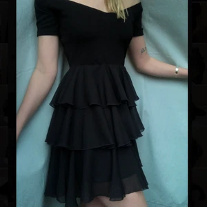 Klänning från oneness strl S - Svart off shoulder klänning från oneness i strl S, dragkedja gömd i sidan. I väldigt fint skick🌸 endast använd ett fåtal gånger