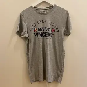 Grå T-shirt från Saint Vincent. Herrmodell, storlek M. Bra skick