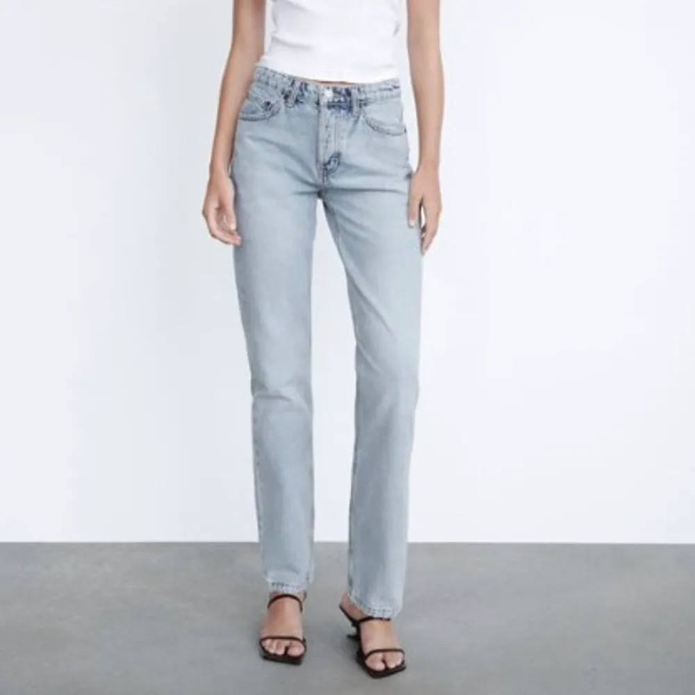 Säljer dessa helt oanvända Mid-rise jeansen från zara. Storlek 40 men skulle säga att de är mer som en 38 i storleken. . Jeans & Byxor.