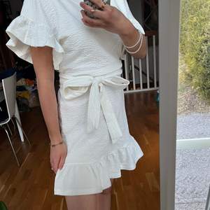 Supersöt vit klänning från H&M i strl S. Använd en gång! Nypris 399 kr💙 perfekt nu till sommarn, ex. Student, skolavslutning eller bara som sommarklänning ❤️ köpare står för frakt!