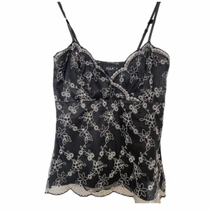 Söt svart broderad topp/linne🤍 - jättefin topp med broderade blommor, köpt secondhand. Passar xs-m💗 reglerbara band! bra kvalite och skick! Säljer pga att jag int använder toppen. Har haft på mig den 1 gång. Möts gärna upp i Stockholm! Men Fraktar även☺️<3Kolla gärna in mina andra annonser!