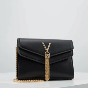 Valentino väska svart  - Skriv pm och jag skickar mer bilder på den ;) 