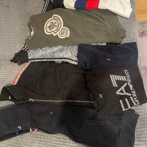 Kläder - 1 Hoodie, 3 tröjor, 2 t-Shirt och 1 par shorts, stolek L-Xl på allt. Säljer allt i paketpris