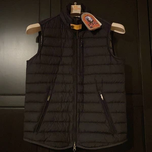 Parajumpersväst säljes - Köpt för några veckor sedan som helt ny, använd en gång för att testa ifall den passa, vilket den inte gjorde så säljer denna skit snygga väst. Storleken är i XS passar för S!      Följs med extra knappar och en authentic tag i västen