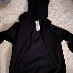 Svart hoodie - Säljer denna hoodien för att jag tänkte ha den till diy men ångrade mig. Den är helt oanvänd o precis som ny