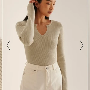 Na-kd topp - Topp från na-kd i storlek S. Aldrig använd då jag inte passar i färgen, så i toppskick! Köparen står för frakten🤎