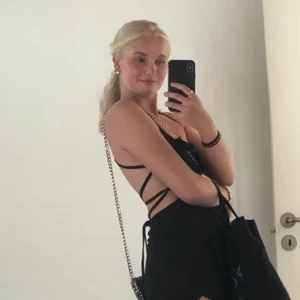 Klänning öppen rygg  - Sjusterbar med snörena💗 knappt använd ☀️ har tyvärr inte många bilder på den! 150kr inklusive frakt 