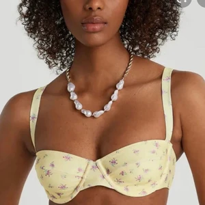 Bikiniöverdel  - Helt oanvänd bikiniöverdel från Gina Tricot. Har lappar kvar. Nypris 249kr och helt slutsåld på hemsidan. Storlek M, men skulle säga att den passar 75 b/c. Frakt tillkommer