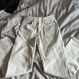 Säljer ett par sjukt fina kräm vit färgade jeans från weekday, säljer då jag it använder dom så ofta, dom är högmidjade och storleken ser ni på sista bilden 🥰