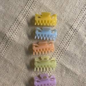 Klämmor  - Säljer klämmor  super fina i pastell kostar 10’st alla för 50kr plus frakt 💗