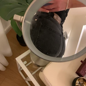 A dsgn jeans - Säljer dessa jeans från Alice stenlöf märke A dsgn. Storlek xxs men skulle säga att de är ganska stora i stoleken. Långa i benen på mig som är 167. Nypris 700 kr säljer för 250kr + frakt , om det inte är fler som budar. Sjukt bra skick inga defekter! Hör av er💕
