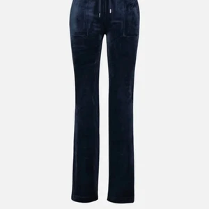 Juicy couture byxor Marinblåa - Säljer då jag inte använder dom alls, storlek S fick i julas men använt bara hemma ca 5 gg sen dess. Hör av er för privata bilder❣️❣️BYTER GÄRNA MOT ANNAN FÄRG 