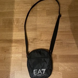 Emporio Armani väska,går och ändra strlk - Emporia Armani väska, går att ändra storlek på den. Köpt för 650 i johnells. Inte så mycke oanvänd (Bra skick) (ÄKTA) Passar både barn och vuxna. Väskan har 3 fickor innanför och 1 väska utanför.