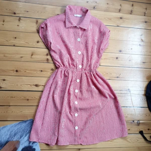 Klänning strl 146-152 - Röd och vit randig somnar klänning i mycket bra skick. Använd en eller två gånger❤