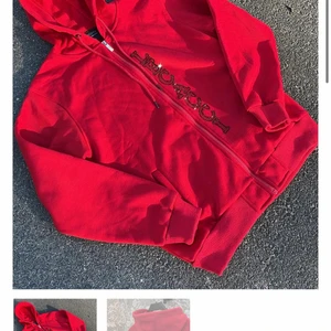 Leccaci ziphoodie - (Lånade bilder) Lecacci röd ziphoodie, stl S, använda endast 2 ggr! Köpt för 899kr och säljer den nu för 700kr då den är slutsåld på hemsidan