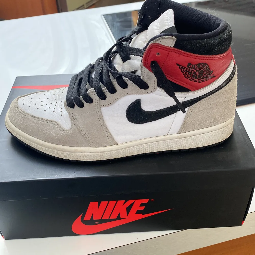 Nike Air Jordan 1 High Smoke Grey strl 42,5. Cond 7,5 / 10. Resell pris nya 3500. Säljer för 1350. Frakt ingår . Skor.