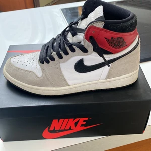 Nike Air Jordan 1 High - Nike Air Jordan 1 High Smoke Grey strl 42,5. Cond 7,5 / 10. Resell pris nya 3500. Säljer för 1350. Frakt ingår 