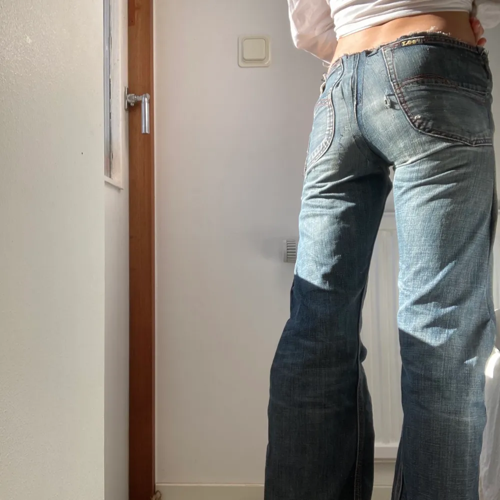 Lee jeans som är mycket low waist och rätt så små. Andvända och lite slitna.                  Midjemått:76cm(rakt över 38cm)                                         Innerbenslängd:73cm. Jeans & Byxor.