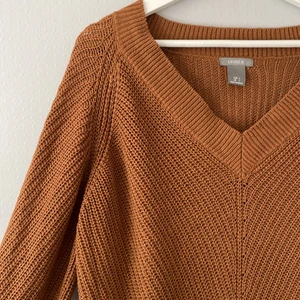 Stickad tröja, strl L  - En brun, stickad tröja med en v-ringad hals. Jag skulle säga att tröjan kan uppfattas brun/röd i vissa ljus! Den är använd ca 3-4 gånger och ser ut som ny! Tröjan är i storlek L och skulle vara jättefin som oversized! Skriv för fler frågor. Köparen står för frakt och returneras ej 🤎