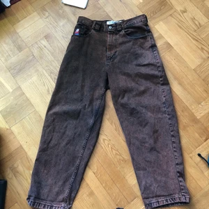 Polar skate co big boy pants röd svarta  - 8/10 skick passar perfekt på mig som är 177cm gillar du super bagge funkar det från 170 utan problem. Går att skicka också du får stå för frakt samt mötas upp i Malmö Smsa 0725502350 vid intresse 