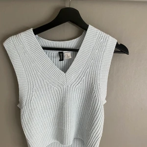 Stickad väst från H&M, storlek XS - Den fina stickade västen är från H&M och är aldrig använd, säljer pga att jag inte får ihop den med min övriga garderob! 