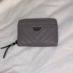Victoria secret plånbok (grå)  - Den e hyfsat ny älskar den men har slutat använda den så mycket 