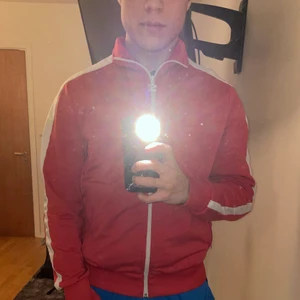 Puma Sporttröja - Riktigt snygg puma kofta, lite vintage vibbar. Gammal men otroligt bra skick. Passar xs/s/m