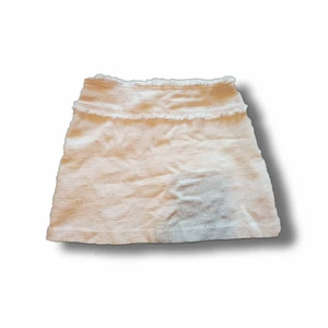 Kjol - Kort kjol i stickat, väldigt ljuslila/rosa. 