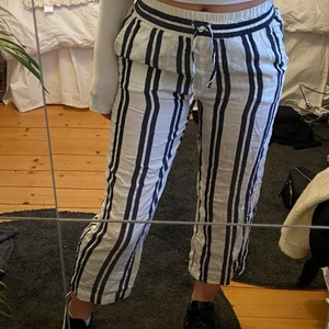 Linnebyxor  - Superfina linnebyxor från hm som köptes för några år sedan! Dom är i fint skick💓 går till anklarna på mig som är 163cm✨