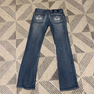 Victoria Beckham jeans - Säljer min systers byxor eftersom hon ej använder dom mer pågrund av hennes nya stil. Jätte sköna låg midjade jeans, stretchiga är dom verkligen. Köpt för 700kr säljer för 350kr (OBS! pris kan diskuteras)jag som är 168 cm lång så passar dom mig i längden, storlek ungefär s/xs tror kanske den kan passa M eftersom den är stretchig❤️