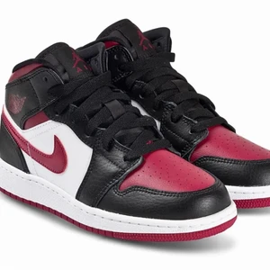 Röda Jordans  - Säljer mina jordans, bra skick. Skriv om ni har frågor❤️ 