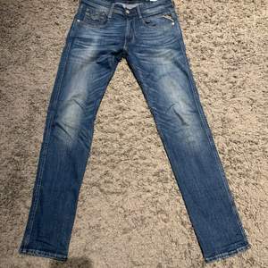 Säljer ett par replay jeans dom är endast använda 1 gång. Dom är i storlek 31😃  Dom är i modellen anbass.