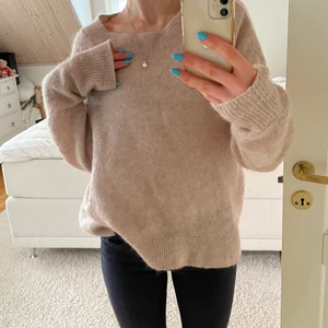 Mohair tröja - Säljer ännu en stickad tröja i mohair. Fint skick och ändats använd ett fåtal gånger. Färger syns bäst på första bilden, ljus gammelrosa😊 Nypris 400kr, storlek L men sitter bra på mig som är xs-s. Skriv för fler bilder. Köparen står för frakt💗