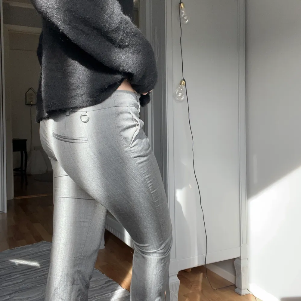 Ett par jättesnygga gråa kostymbyxor från Stockh lm.💗Köpta second hand men i jättebra skick. Säljer då dem är lite korta på mig som är 168. Frakt tillkommer. Jeans & Byxor.