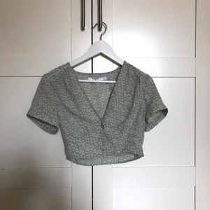 Topp från NA-KD  - Perfekt topp från NA-KD som passar till sommaren, aldrig använd utan endast testad, skriv privat för fler frågor och bilder🤍