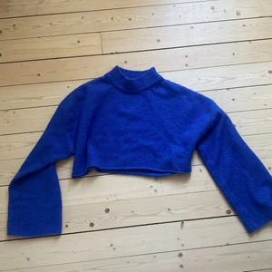 Cropped tröja - Hej! Säljer dena jätte fina blå-lila tröja ifrån monki! Köpt i höstas men aldirg kommit till användning. Sjukt mjukt och skönt material, sista bilden visar ungefär rätt färg, lite starkare färg i verkligheten💗
