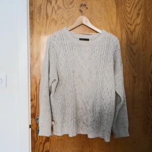 Stickad oversize tröja - Gullig stickad tröja från Atmosphere, använd men i gott skick