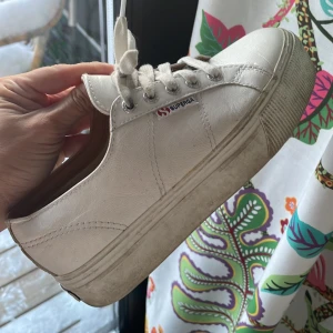 Skinn Superga strL 37 - Skinn Superga med platå sula och vitt skinn.  Storlek 37 