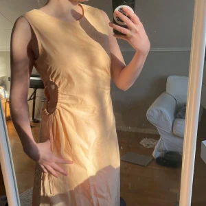 klänning med cutouts - säljer nu min fantastiska sommarklänning, midilängd och i en underbar smickrande aprikos färg som får även bleka mig att se fräsch ut (: har cutouts i sidan med dragsko som ger en superfin form. jätteluftigt tyg för varma dagar, levde i denna på cypern!