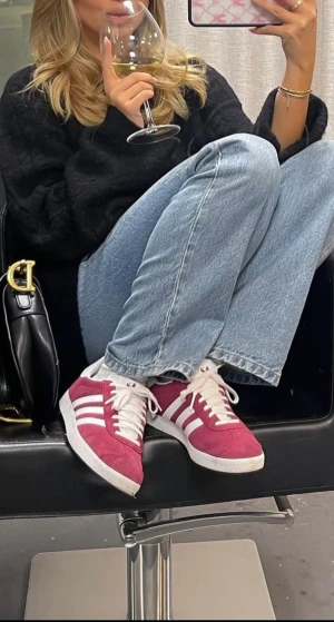 Adidas Gazelle  - Använda en gång. Säljes pga fel storlek. Passar strl 38. Nypris 1099 :-